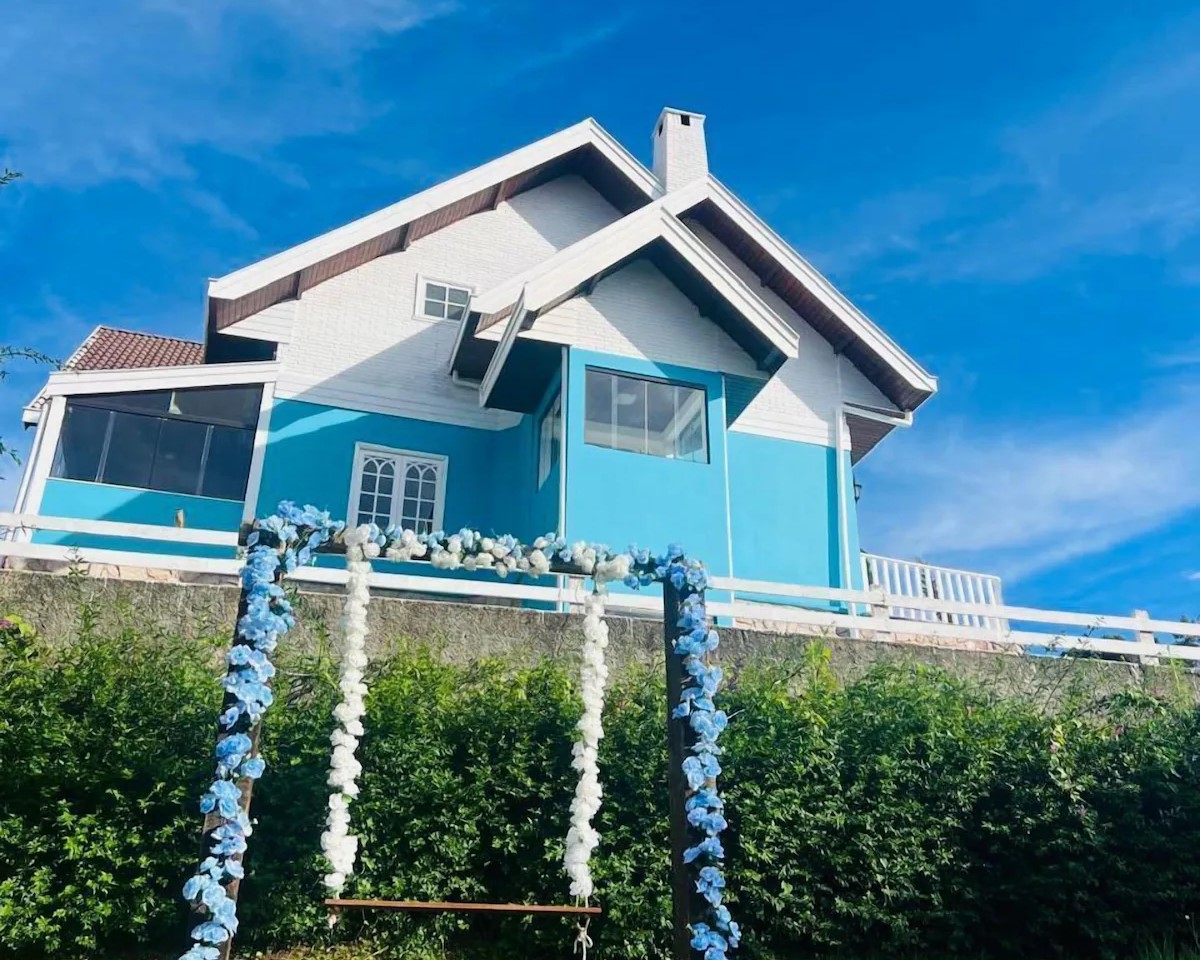A Pousada Blue Village está muito bem localizada em Campos do Jordão, na Vila Alto Capivari, dentro do Condomínio Sabac. Com uma encantadora temática em tons de azul, a pousada transmite charme, aconchego e um clima familiar. É o lugar perfeito para quem 